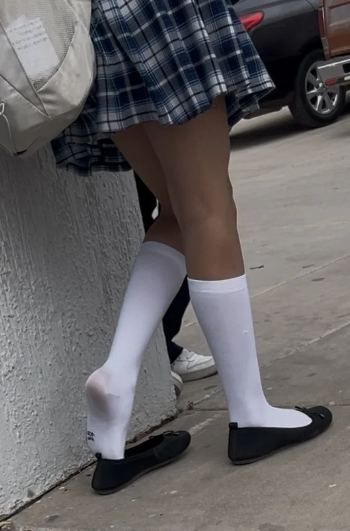 Hermosos pies de colegiala image 14
