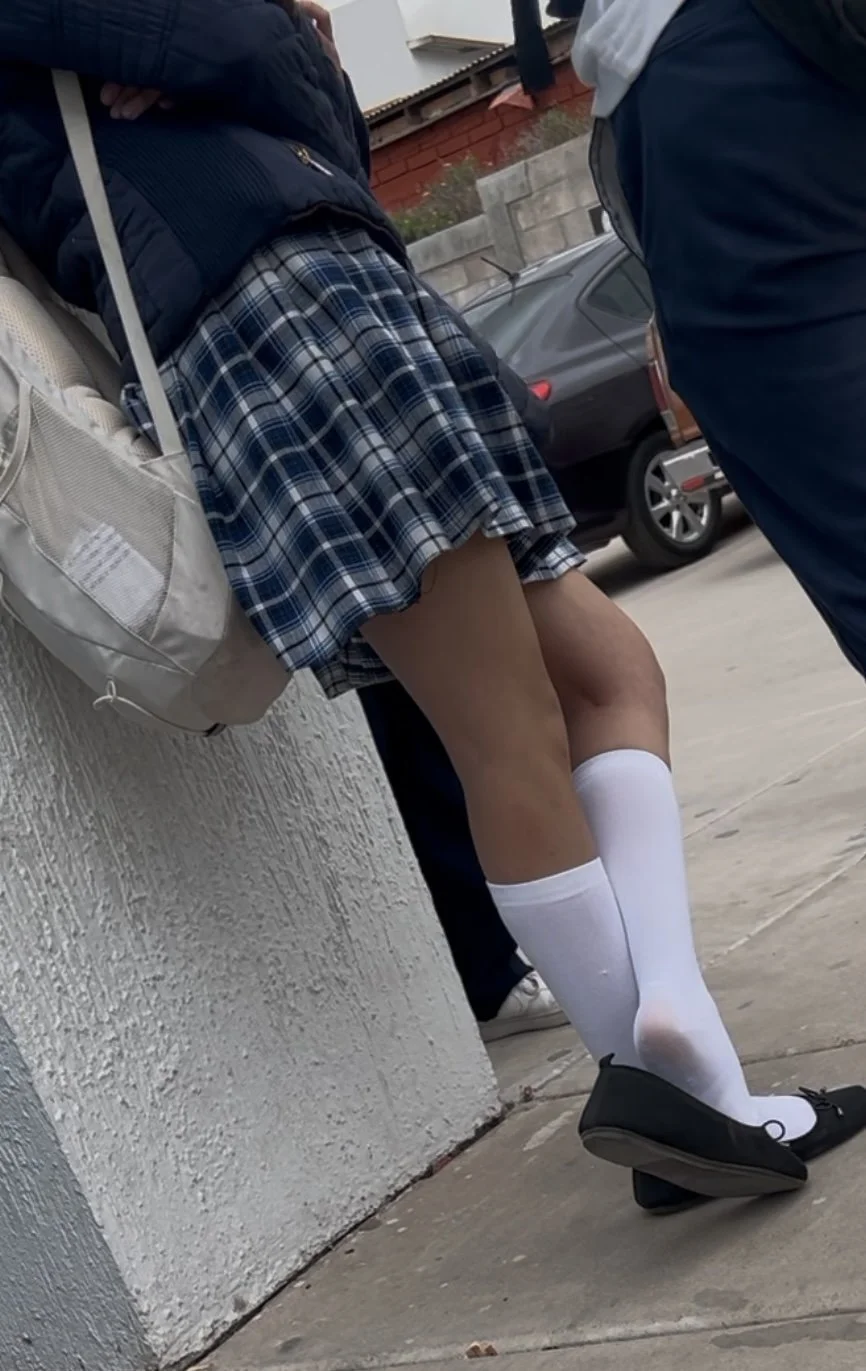 Hermosos pies de colegiala image 16