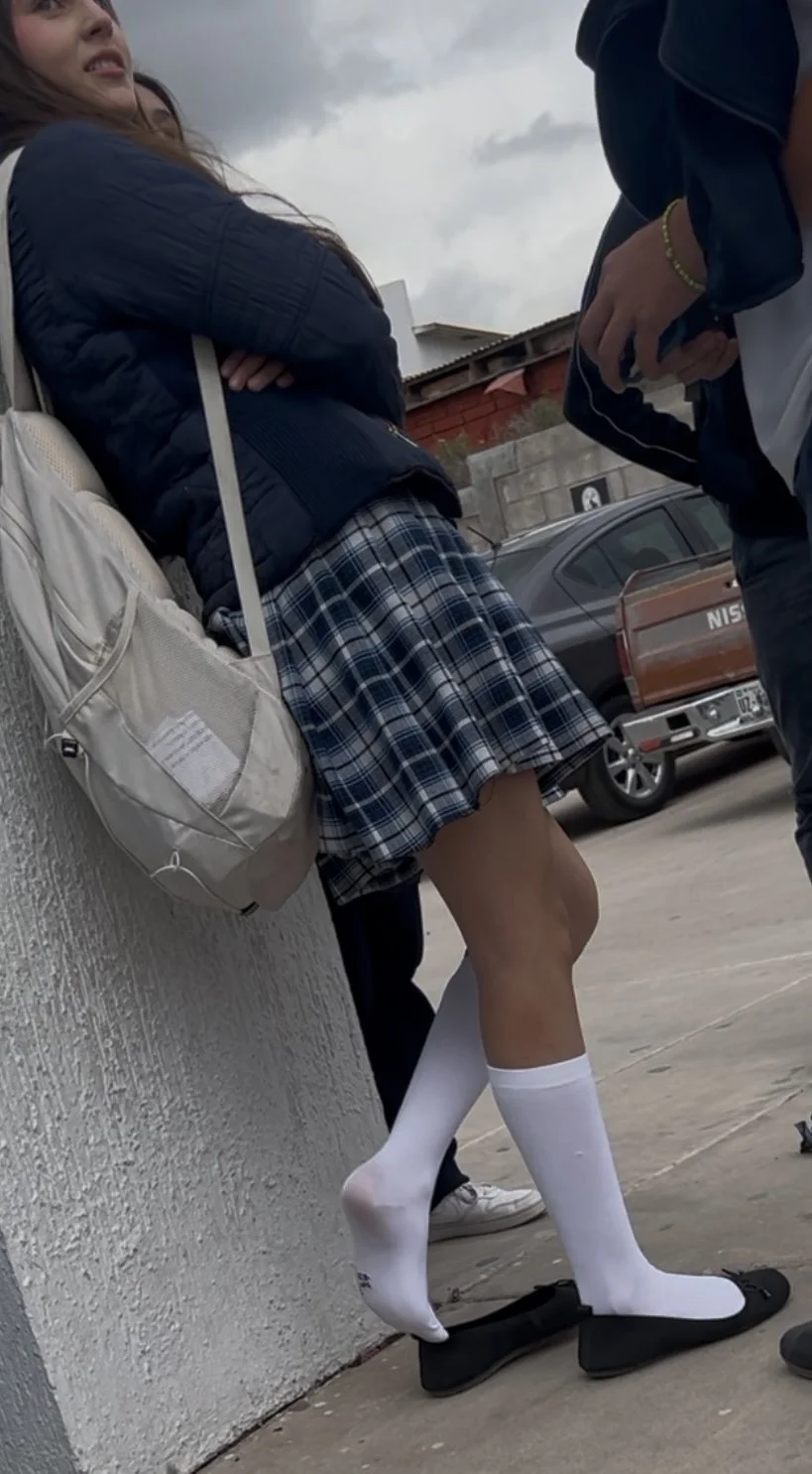Hermosos pies de colegiala image 18