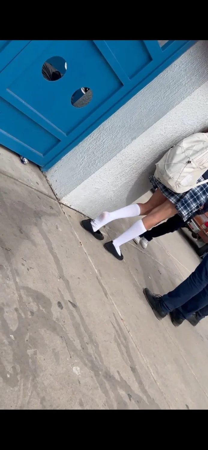 Hermosos pies de colegiala image 19