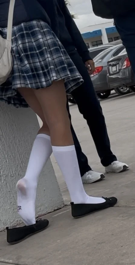 Hermosos pies de colegiala image 2
