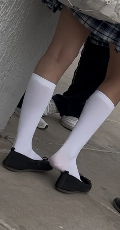 Hermosos pies de colegiala image 3
