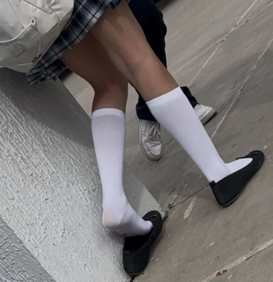 Hermosos pies de colegiala image 4