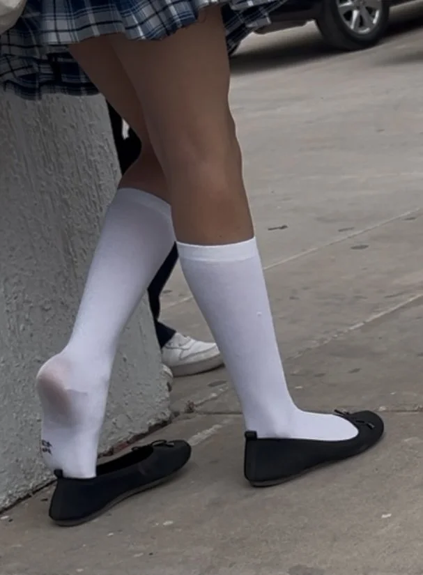 Hermosos pies de colegiala image 7