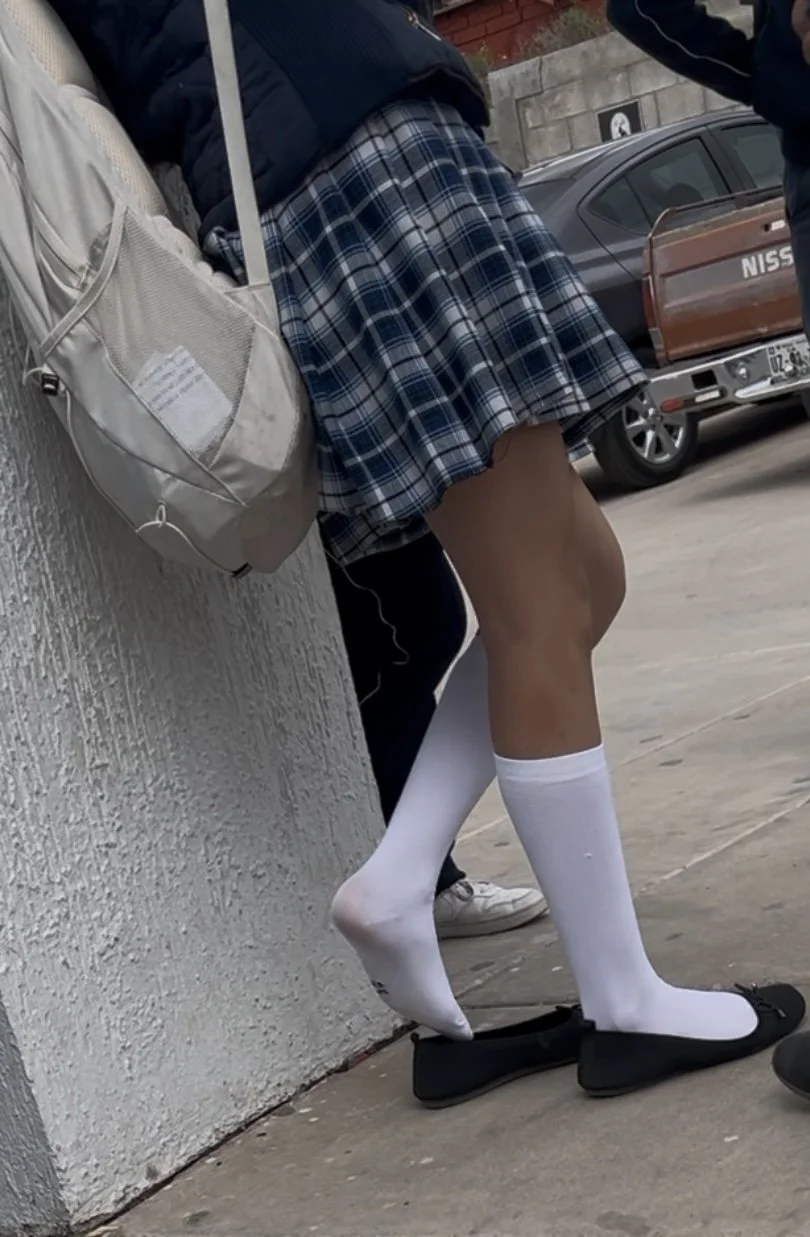 Hermosos pies de colegiala image 9