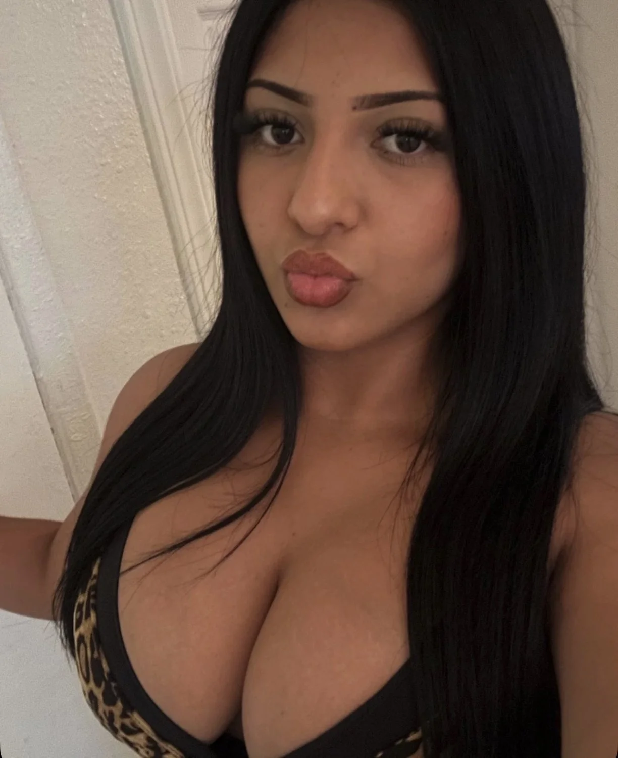 Latina mami slut showing off her big tits and sexy body main image