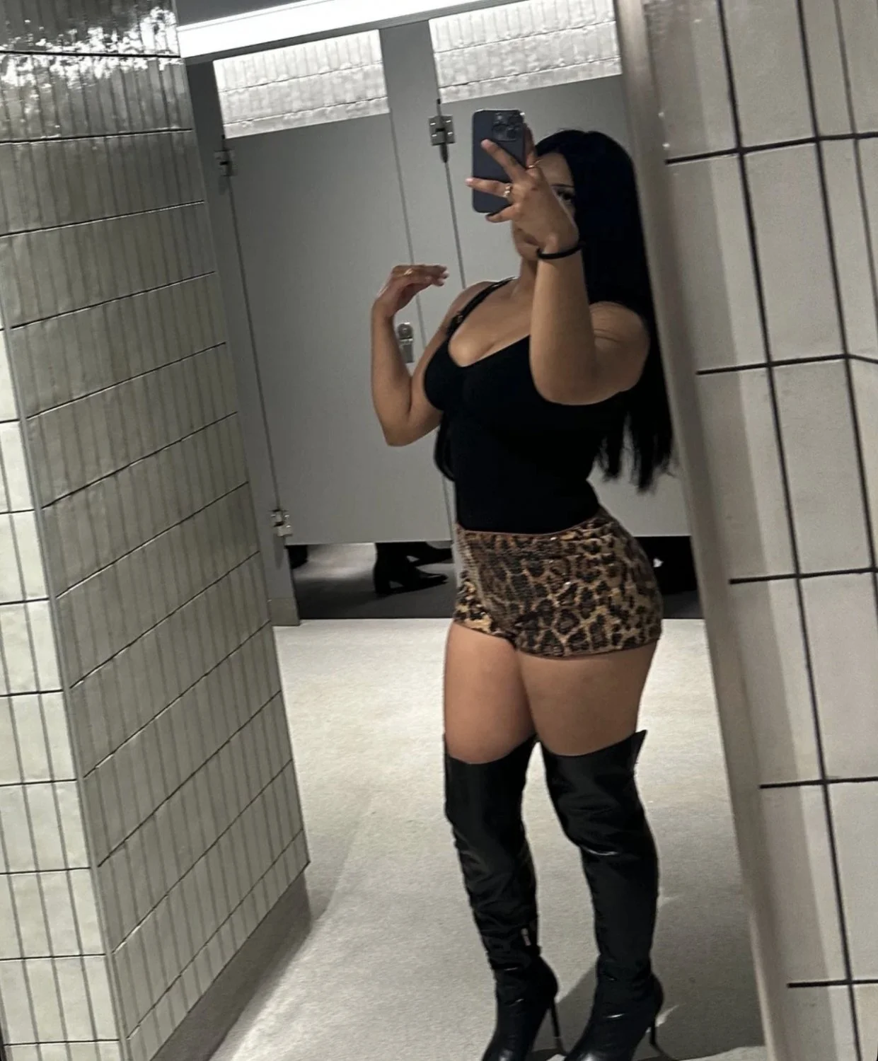 Latina mami slut showing off her big tits and sexy body image 4