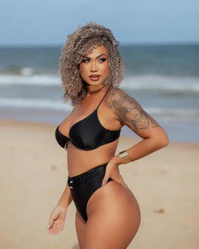 Loira cacheada se Exibindo nas Redes de Lingerie cover image