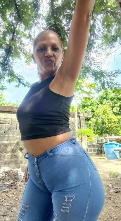 Milf venezolana con tremenda papaya marcada y no acostumbra andar con ropa interior bajo su ropa 🐚 main image