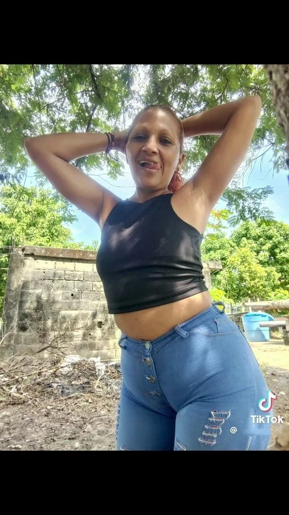 Milf venezolana con tremenda papaya marcada y no acostumbra andar con ropa interior bajo su ropa 🐚 image 12