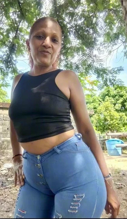 Milf venezolana con tremenda papaya marcada y no acostumbra andar con ropa interior bajo su ropa 🐚 image 15