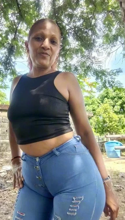 Milf venezolana con tremenda papaya marcada y no acostumbra andar con ropa interior bajo su ropa 🐚 image 3