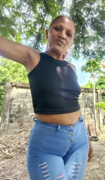 Milf venezolana con tremenda papaya marcada y no acostumbra andar con ropa interior bajo su ropa 🐚 image 4