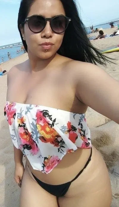 Puta madura mexicana moviendo su culo obeso en una verga joven se vienen en su cara cover image