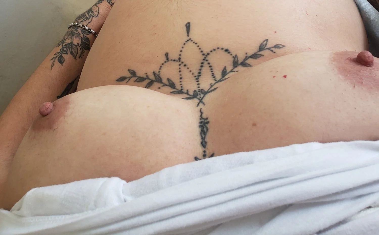 Coroa tatuada adora dar o cu é a xoxota image 5