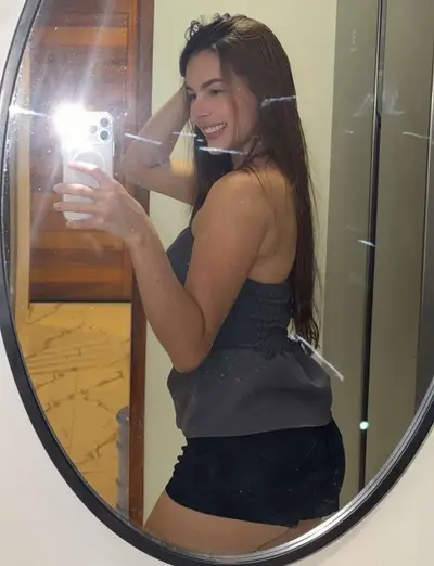 Novinha morena essa muito deliciosa mirror selfies...Naiara Falcao a beleza gostosa !!! cover image
