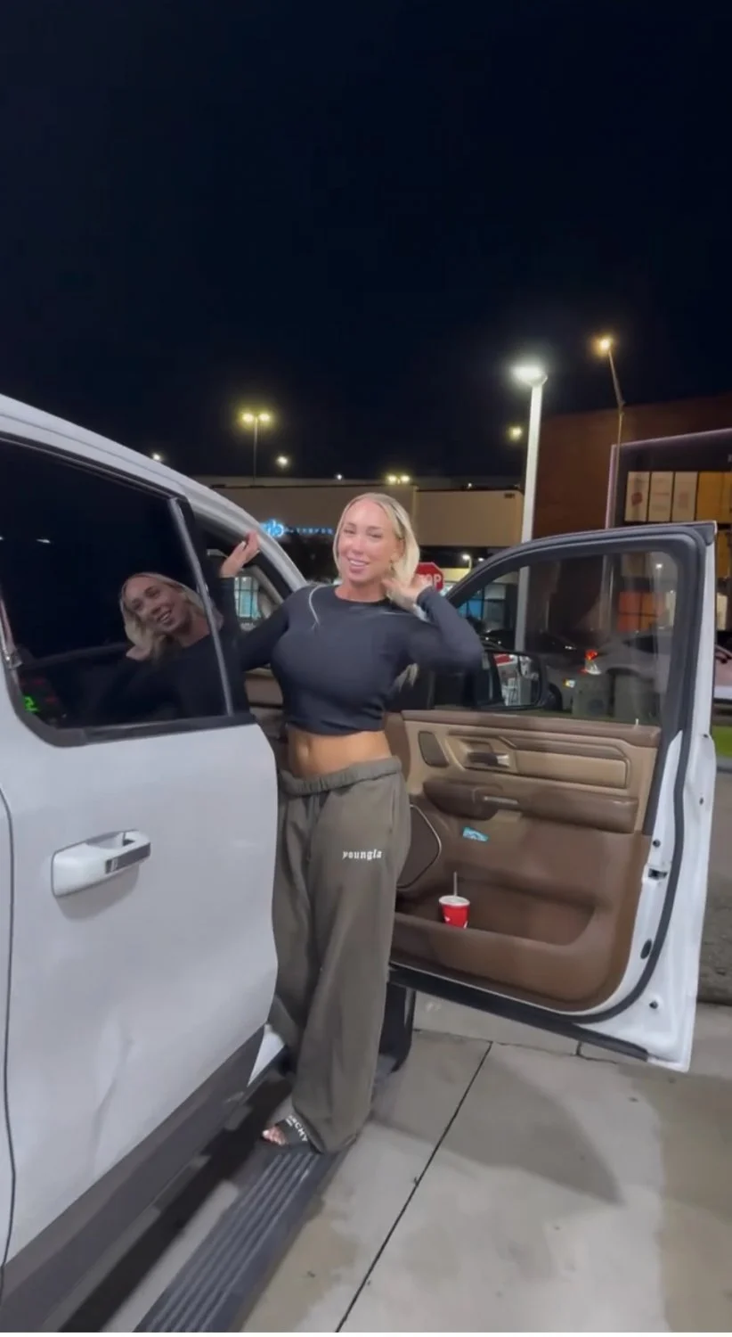 Girl flash her ass at the ⛽️ 🍑 main image
