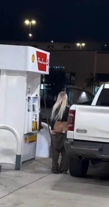Girl flash her ass at the ⛽️ 🍑 image 3