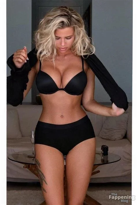 Nata Lee in black lingerie image 3