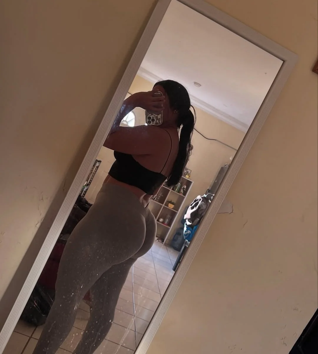 Culona del tik tok bailando rico image 2
