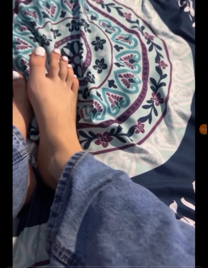 Foot slut exposed image 15