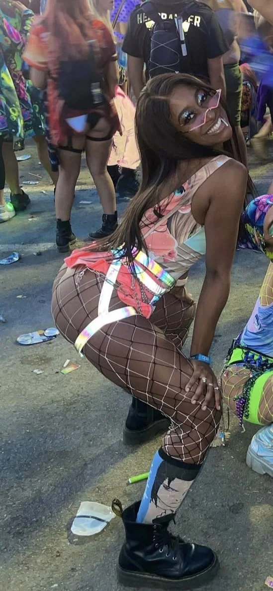 bubble butt and she flaunts it, goon fuel image 2