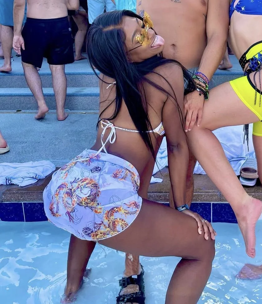 bubble butt and she flaunts it, goon fuel image 4