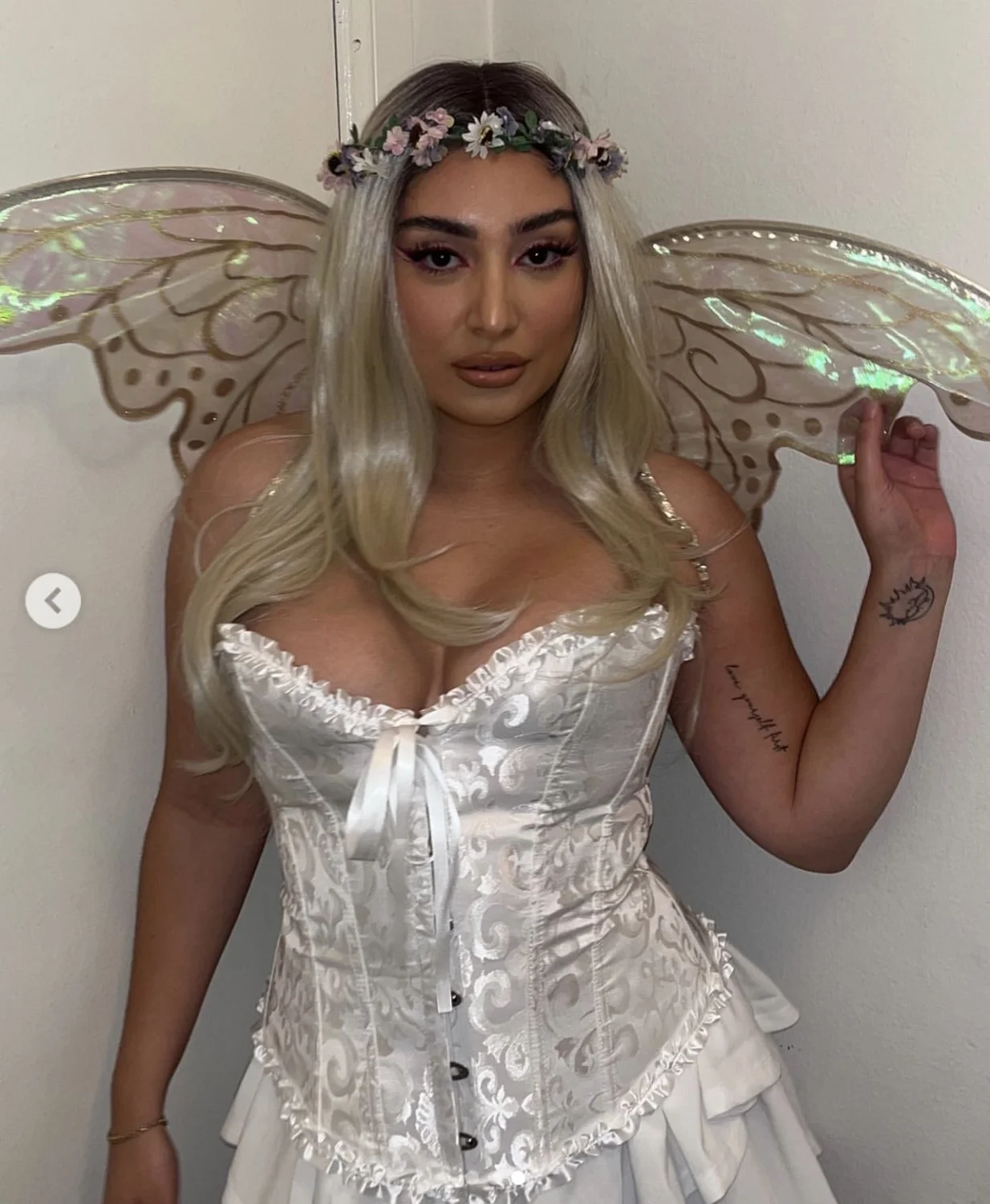 Sexy SoCal Latina baddie Liz image 12