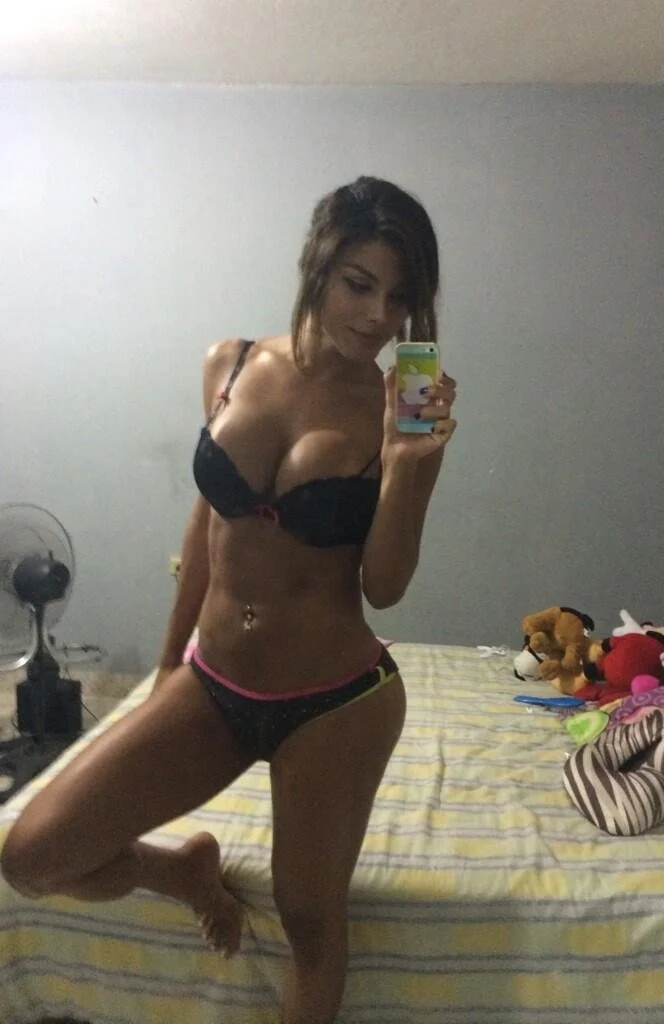 Carolina Ramírez. Morena delgada de grandes Tetas 😋🤤 image 4
