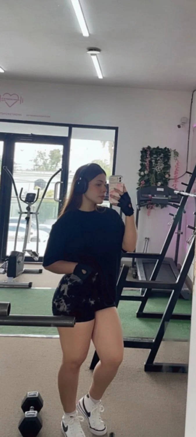 Girl puta hermosa y ricas piernas de gym sexy image 4