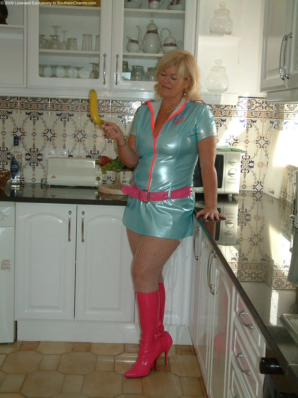 Old sexy PVC babe image 18