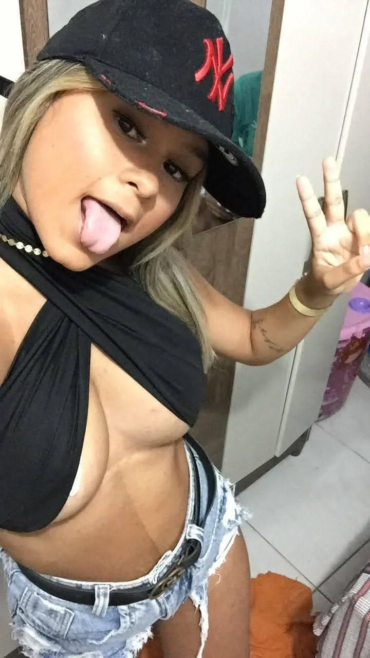 Puta do corno famosinha do insta, adora se expor pros macho gozar pra ela image 10