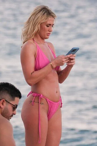 loira linda gostosa e sarada se exibindo na praia image 11