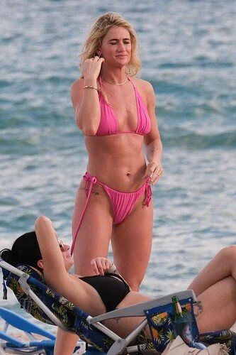 loira linda gostosa e sarada se exibindo na praia image 2
