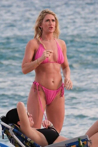 loira linda gostosa e sarada se exibindo na praia image 7