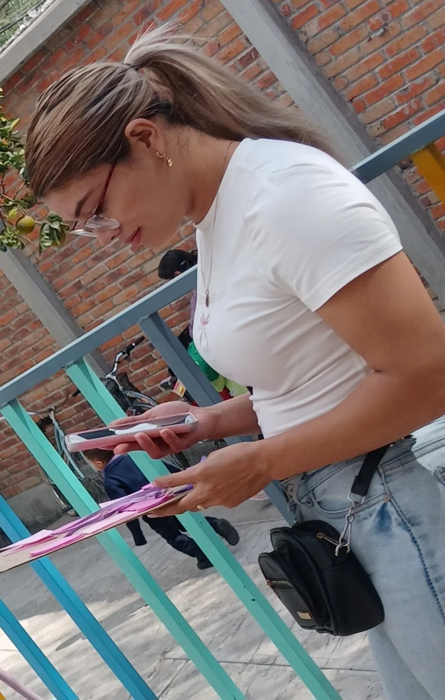 Voyeur Rica mami se da cuenta y sonrie image 13