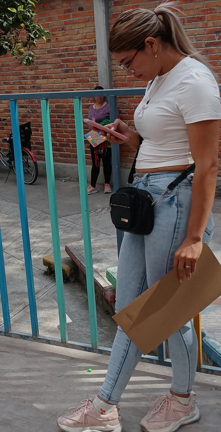 Voyeur Rica mami se da cuenta y sonrie image 14