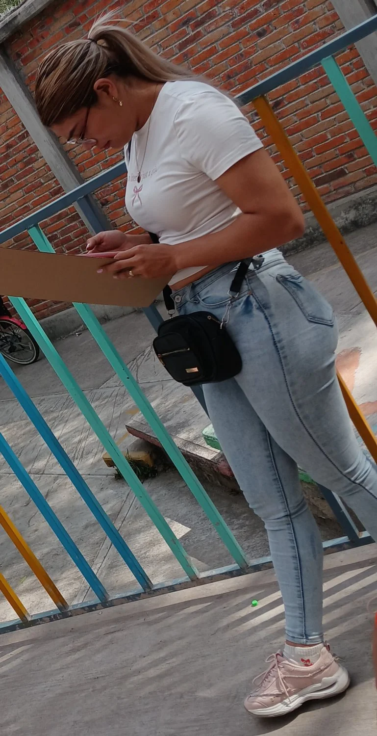 Voyeur Rica mami se da cuenta y sonrie image 17
