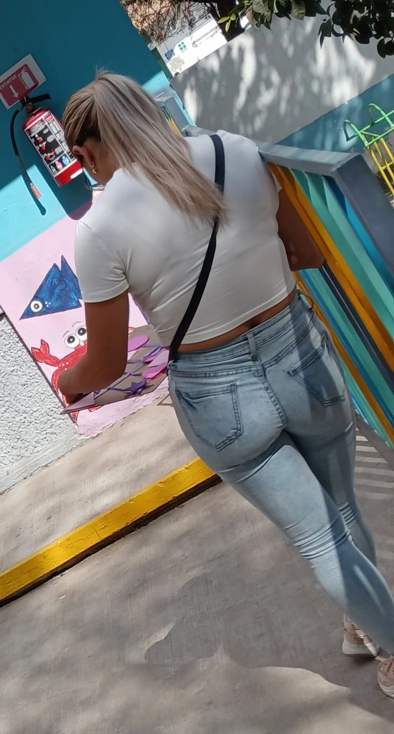 Voyeur Rica mami se da cuenta y sonrie image 18