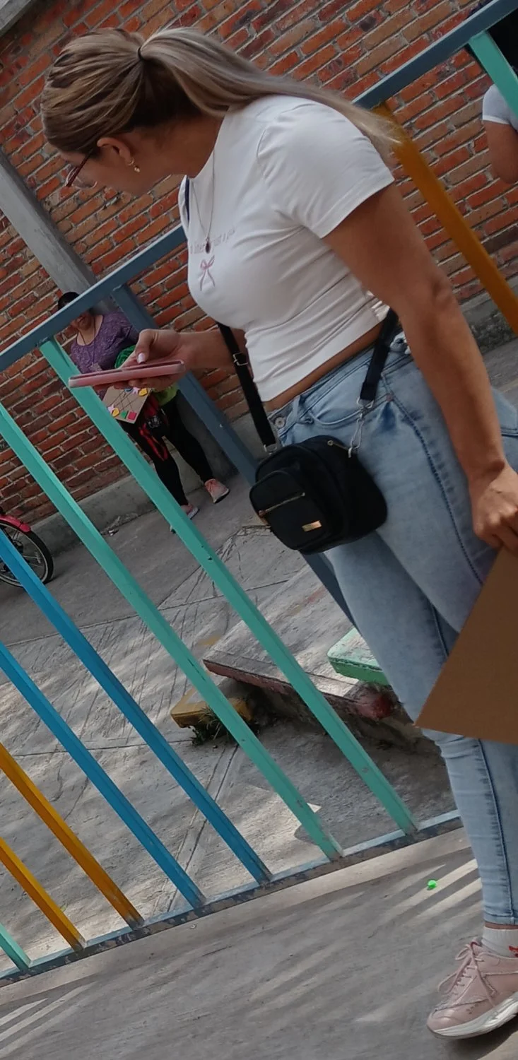 Voyeur Rica mami se da cuenta y sonrie image 19