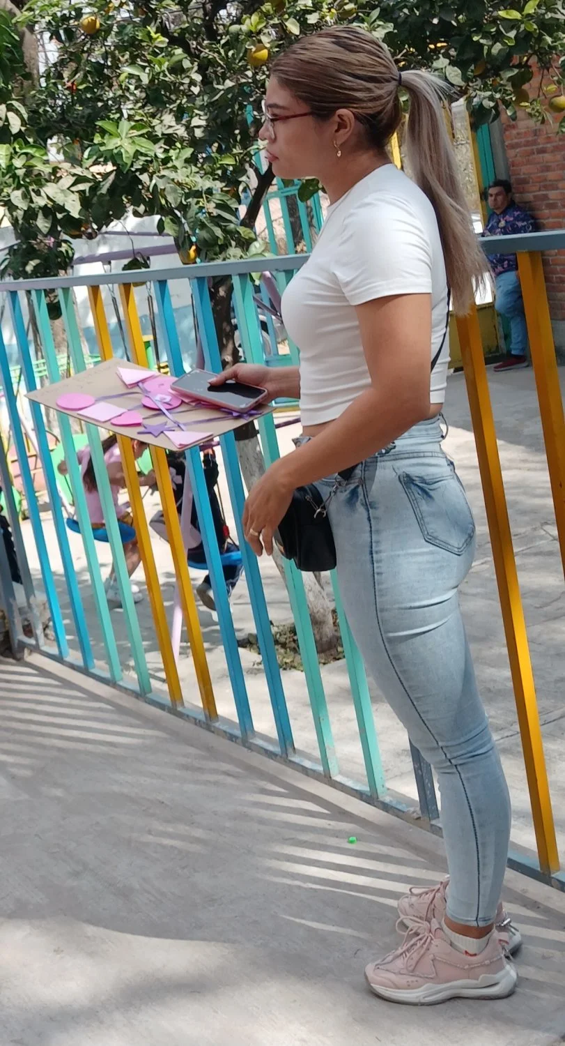 Voyeur Rica mami se da cuenta y sonrie image 3
