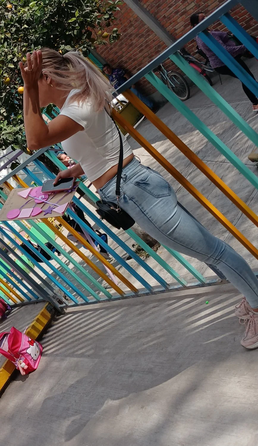 Voyeur Rica mami se da cuenta y sonrie image 5