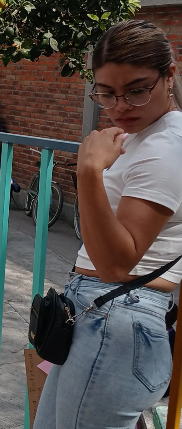 Voyeur Rica mami se da cuenta y sonrie image 7