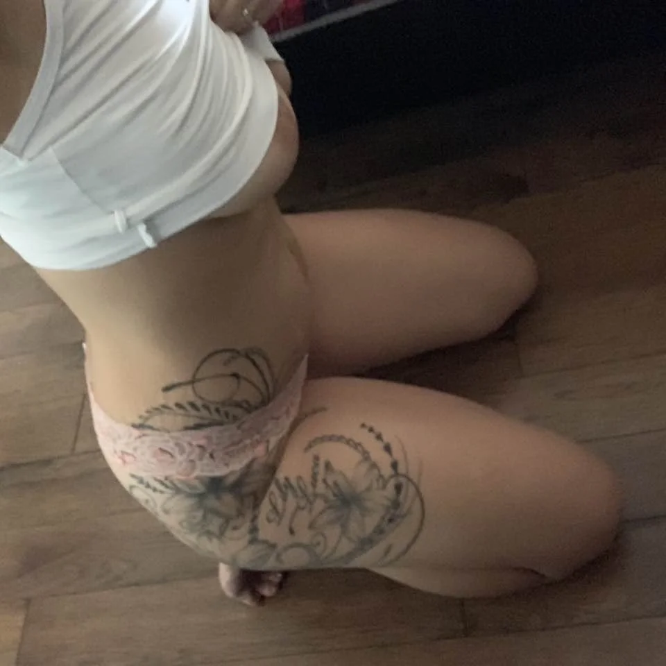 Mia the MILF kik slut wants to show off image 2