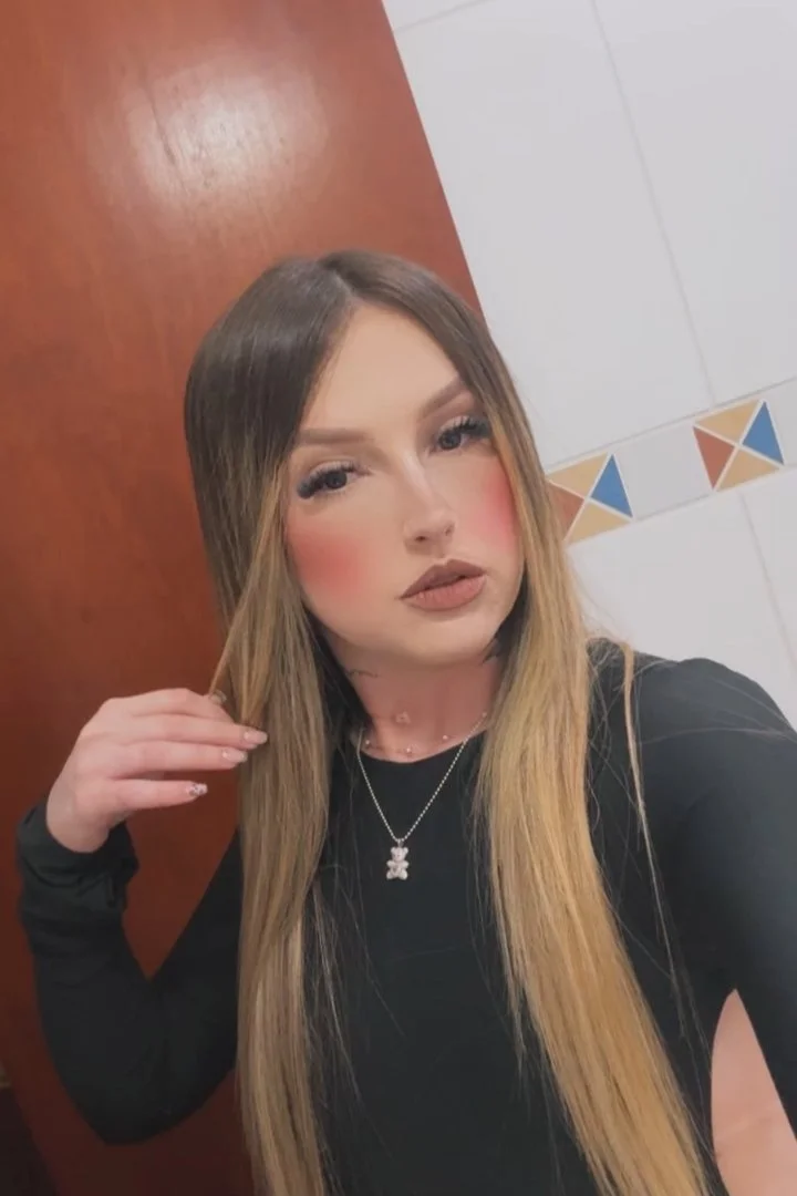 loirinha tatuada peituda vazada pelo namorado mostrando a buceta e o cuzinho image 2