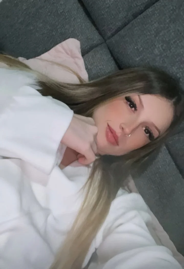 loirinha tatuada peituda vazada pelo namorado mostrando a buceta e o cuzinho image 5