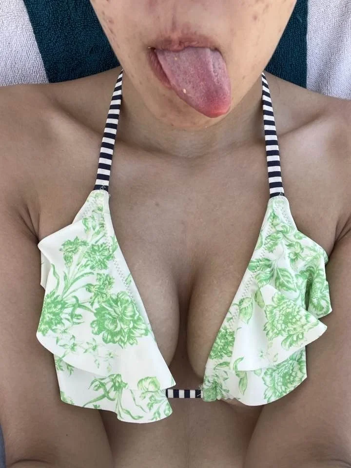 Kik gf Sabrina, 25 NY, is shy and new to this, but takes good nudes! Poor cuk image 11
