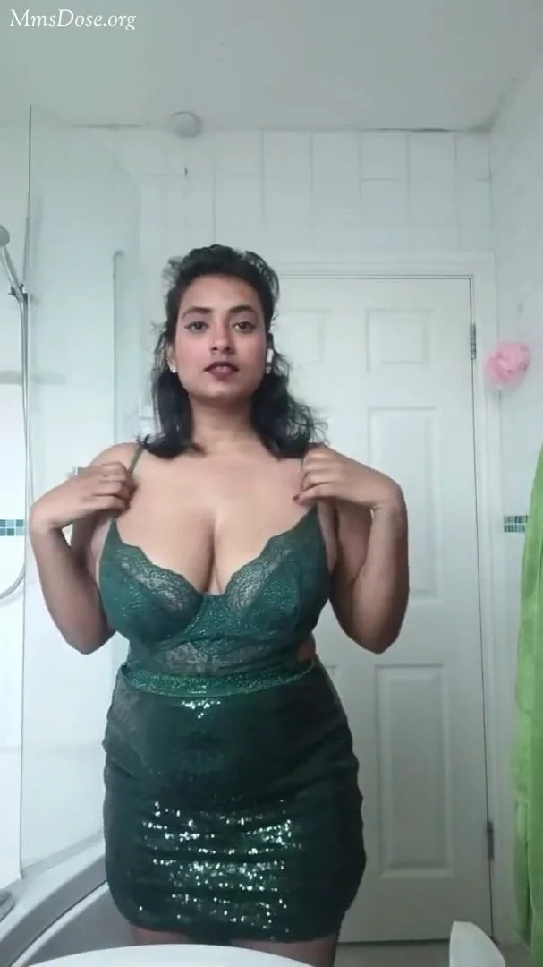 Indian chubby bitch show her boobs main image