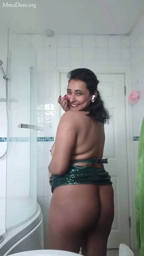 Indian chubby bitch show her boobs image 4