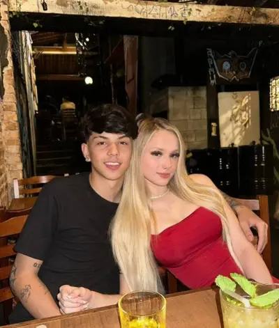 Namorado lerdão vazou essa novinha loira da buceta rosa, putinha safada no anal amador com corno cover image